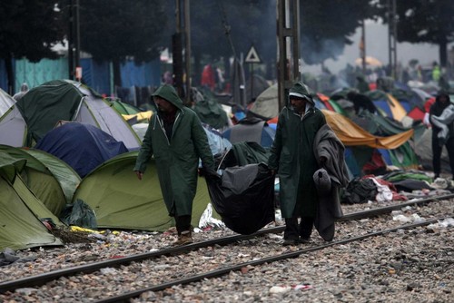 German, Greek leaders blast Balkan nations for closing migrant route - ảnh 1